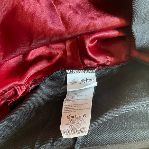 Kids Wizard Costume Robe with Griffindor Crest-Tie and Scarf included - Picture 11 of 12